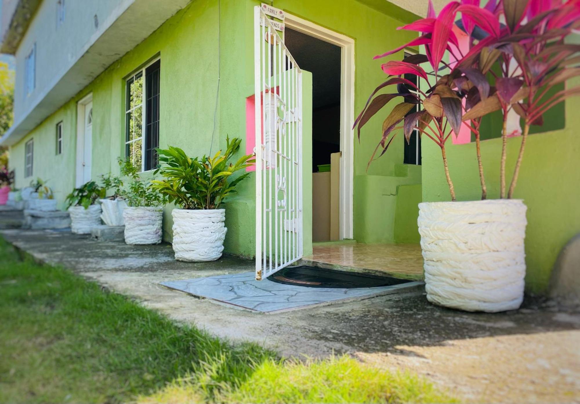 Cindy'S Garden Stay Ocho Rios Bagian luar foto