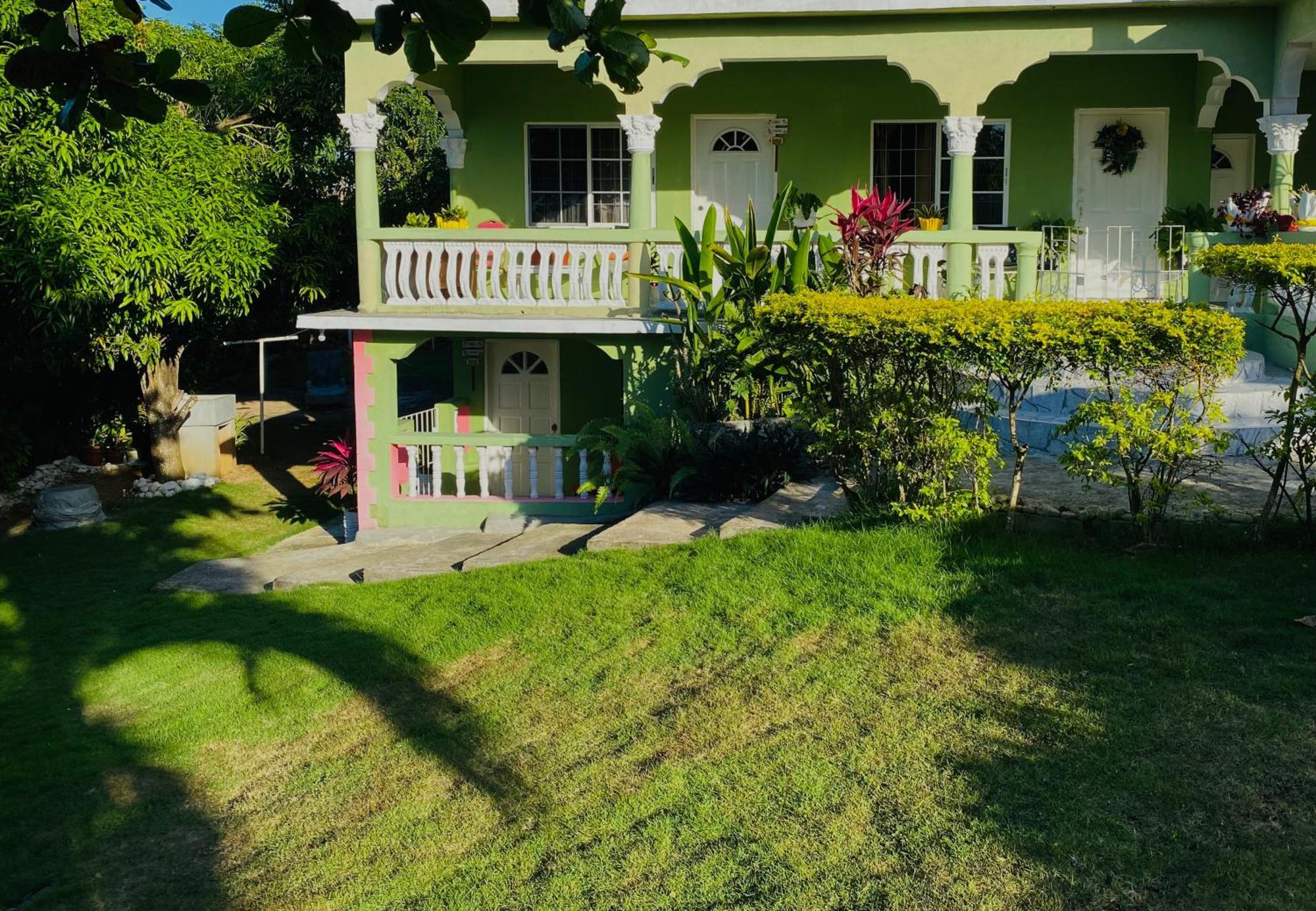 Cindy'S Garden Stay Ocho Rios Bagian luar foto